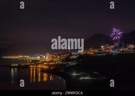 Ein Feuerwerk in der Sylvesternacht bei Scalea, Kalabrien, Italien. Sylvesterfeuerwerk in Italien *** Silvesterfeuerwerk in der Nähe von Scalea, Kalabrien, Italien Silvesterfeuerwerk in Italien Stockfoto