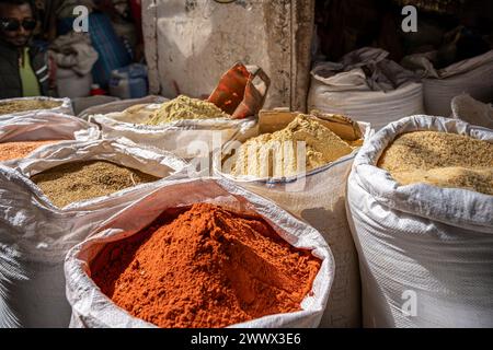 Gewürze und Erbsen auf dem Altstädter Markt, Harari region, Harar, Äthiopien Stockfoto