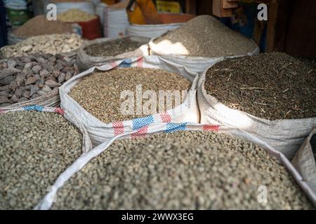 Gewürze und Erbsen auf dem Altstädter Markt, Harari region, Harar, Äthiopien Stockfoto