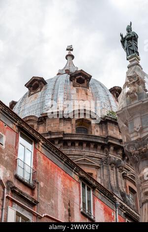 Der Obelisk San Gennaro und die Kuppel der Kapelle San Gennaro im historischen Zentrum von Neapel, Kampanien, Italien. Stockfoto