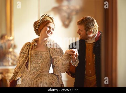 Königlich, Mann und Frau tanzen im Schloss zusammen mit Vintage-Liebe, Romantik und Bankettvorstellung. Mittelalterlicher König, Königin oder Renaissance-Paar in Stockfoto