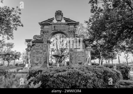 Villa Comunale ist ein Park in Neapel, erbaut in den 1780er Jahren von König Ferdinand IV auf Land, das entlang des Hafens von Mergellina zurückgewonnen wurde. Stockfoto