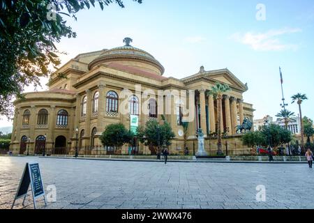 Die große berühmte Treppe der Oper von Palermo an der Piazza Giuseppe Verdi ist zur Weihnachtszeit mit Lichterketten geschmückt. Palermo, Sizilien, Italien. Am Opernhaus in Palermo *** die berühmte große Treppe des Opernhauses von Palermo auf der Piazza Giuseppe Verdi ist zur Weihnachtszeit in Palermo, Sizilien, Italien, mit Feenlichtern dekoriert Stockfoto