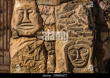 Steinfiguren stehen auf einem Gelände eines Bauernhofs auf Sizilien, Italien. Steinfiguren *** Steinfiguren stehen auf dem Gelände eines Bauernhofs in Sizilien, Italien Steinfiguren Stockfoto