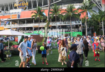 Miami Gardens, Usa. März 2024. Die Teilnehmer nehmen an dem Tennis-Turnier der Miami Open 2024 im Hard Rock Stadium in Miami Gardens Teil. Caroline Garcia gewann gegen Naomi Osaka mit 7:6(4), 7-5 (Foto: Paul Hennessy/SOPA Images/SIPA USA) Credit: SIPA USA/Alamy Live News Stockfoto