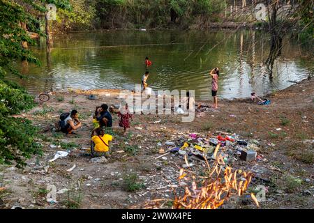 Illegale birmanische Einwandererfamilien leben in einer Siedlung auf der thailändischen Seite der thailändischen Grenze bei Mae SOT, Thailand Stockfoto
