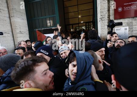 Roma, Italien. März 2024. Studenti dell'Università La Sapienza durante attimi di tensione all'assemblea sulla quese israeliana a Roma, Italia - Cronaca - 26 Marzo 2024 (Foto Cecilia Fabiano/LaPresse) Studenten der Universität La Sapienza während angespannter Momente bei der Versammlung zur Israel-Frage in Rom, Italien - Nachrichten - 26. März 2024 (Foto Cecilia Fabiano/LaPresse) Credit: LaPresse/Alamy Live News Stockfoto