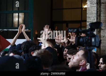 Roma, Italien. März 2024. Studenti dell'Università La Sapienza durante attimi di tensione all'assemblea sulla quese israeliana a Roma, Italia - Cronaca - 26 Marzo 2024 (Foto Cecilia Fabiano/LaPresse) Studenten der Universität La Sapienza während angespannter Momente bei der Versammlung zur Israel-Frage in Rom, Italien - Nachrichten - 26. März 2024 (Foto Cecilia Fabiano/LaPresse) Credit: LaPresse/Alamy Live News Stockfoto