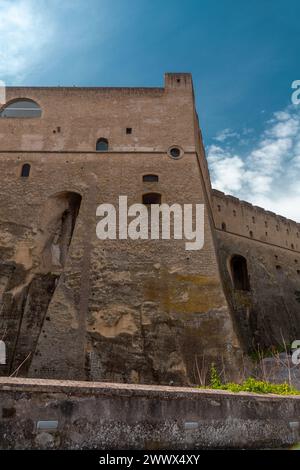 Castel Sant'Elmo ist eine mittelalterliche Festung auf dem Vomero-Hügel neben der Certosa di San Martino mit Blick auf Neapel, Italien. Stockfoto