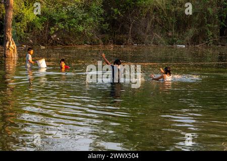 Illegale birmanische Einwandererfamilien leben in einer Siedlung auf der thailändischen Seite der thailändischen Grenze bei Mae SOT, Thailand Stockfoto