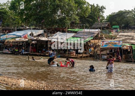 Thailändische und burmesische Familien schwimmen und spielen an der Grenze zwischen Thailand und Myanmar Moei in der Nähe von Mae SOT, Thailand Stockfoto