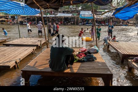 Thailändische und burmesische Familien schwimmen und spielen an der Grenze zwischen Thailand und Myanmar Moei in der Nähe von Mae SOT, Thailand Stockfoto