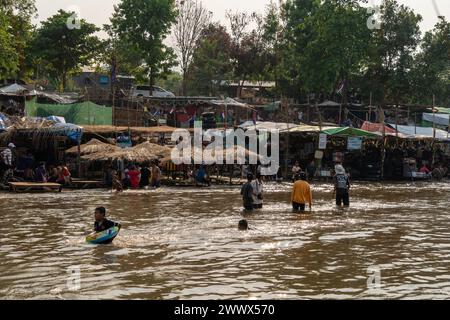 Thailändische und burmesische Familien schwimmen und spielen an der Grenze zwischen Thailand und Myanmar Moei in der Nähe von Mae SOT, Thailand Stockfoto