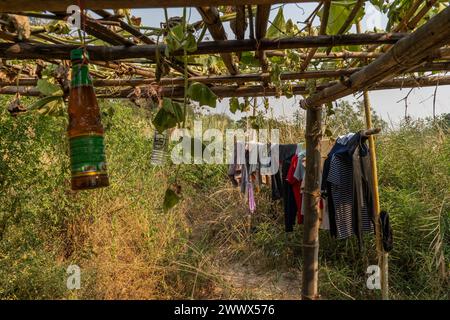 Thailändische und burmesische Familien schwimmen und spielen an der Grenze zwischen Thailand und Myanmar Moei in der Nähe von Mae SOT, Thailand Stockfoto