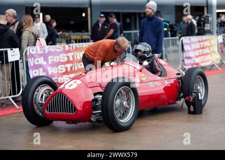 Julia de Baldanza, in ihrem roten Alta Grand Prix-Auto, im internationalen Fahrerlager, vor dem Start des HGPCA vor dem Grand prix Cars Race 66. Stockfoto