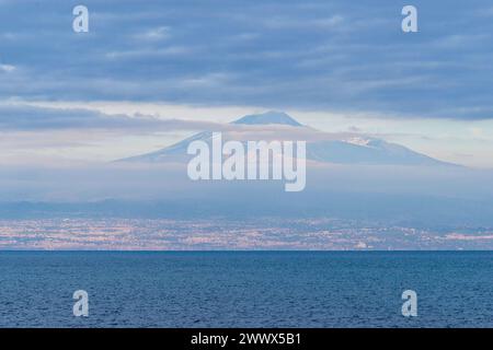 Blick über das Meer nach Catania, im Hintergrund liegt der Gipfel des Ätna. Vulkan Ätna Ätna 3357 m, Sizilien, Italien. Am Vulkan Ätna im Winter *** Blick über das Meer nach Catania, im Hintergrund ist der Gipfel des Ätna-Vulkans Ätna 3357 m, Sizilien, Italien am Ätna-Vulkan im Winter Stockfoto