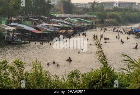 Thailändische und burmesische Familien schwimmen und spielen an der Grenze zwischen Thailand und Myanmar Moei in der Nähe von Mae SOT, Thailand Stockfoto