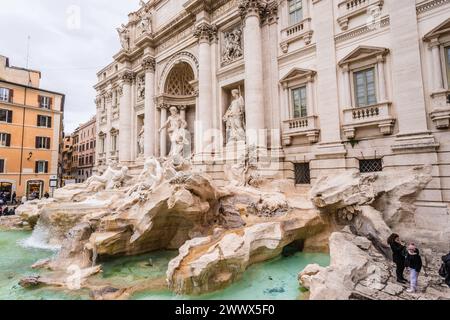 Menschenmassen drängen sich um den berühmten Trevi Brunnen in Rom, Italien. In der historischen Altstadt von Rom *** drängen sich Menschenmassen um den berühmten Trevi-Brunnen in Rom, Italien, im historischen Zentrum Roms Stockfoto