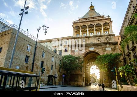 Neben dem Normannenpalast befindet sich der Palazzo reale am Rande der Altstadt das Porta Nuova in der Via Vittorio Emanuele, Palermo, Sizilien, Italien. Porta Nuova, das neue Stadttor Palermos *** Neben dem normannischen Palast Palazzo reale am Rande der Altstadt befindet sich die Porta Nuova in der Via Vittorio Emanuele, Palermo, Sizilien, Italien Porta Nuova, das neue Stadttor von Palermo Stockfoto