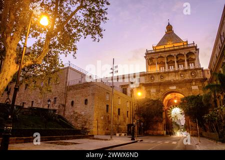 Neben dem Normannenpalast befindet sich der Palazzo reale am Rande der Altstadt das Porta Nuova in der Via Vittorio Emanuele, Palermo, Sizilien, Italien. Porta Nuova, das neue Stadttor Palermos *** Neben dem normannischen Palast Palazzo reale am Rande der Altstadt befindet sich die Porta Nuova in der Via Vittorio Emanuele, Palermo, Sizilien, Italien Porta Nuova, das neue Stadttor von Palermo Stockfoto