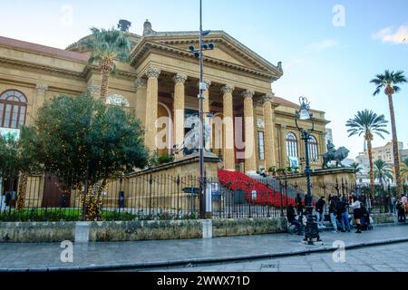 Die große berühmte Treppe der Opernhäuser Teatro Massimo von Palermo an der Piazza Giuseppe Verdi ist zur Weihnachtszeit mit Weihnachtsstern Euphorbia pulcherrima, auch Adventsstern, Christstern oder Poinsettie genannt, geschmückt. Palermo, Sizilien, Italien. Am Opernhaus in Palermo *** die große, berühmte Treppe des Teatro Massimo Opernhauses in Palermo auf der Piazza Giuseppe Verdi ist mit Weihnachtsstern Euphorbia pulcherrima, auch bekannt als Adventsstern, Weihnachtsstern oder Weihnachtsstern, zu Weihnachten in Palermo, Sizilien, Italien an der Oper in Palermo dekoriert Stockfoto