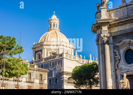 Blick auf die barocke Kirche der Abtei Sant Agata Badia di Sant Agata, Cattedrale S. Agatha. Catania, Sizilien, Italien. Kirche in Catania *** Blick auf die barocke Kirche der Abtei Sant Agata Badia di Sant Agata, Cattedrale S Agatha Catania, Sizilien, Italien Kirche in Catania Stockfoto