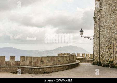 Blick vom Kastell von Erice auf die Umgebung von Trapani, Sizilien, Italien. In der Altstadt von Erice *** Blick vom Schloss von Erice auf die Umgebung von Trapani, Sizilien, Italien in der Altstadt von Erice Stockfoto