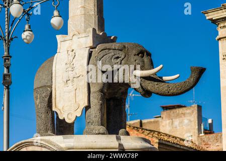 Eine Elefantenfigur aus schwarzem Lavastein steht an der Piazza del Duomo. Elefantenbrunnen, Fontana dell Elefante, Catania, Sizilien, Italien. Elefantenbrunnen *** eine Elefantenfigur aus schwarzem Lavastein steht am Piazza del Duomo Elefantenbrunnen, Fontana dell Elefante, Catania, Sizilien, Italien Elefantenbrunnen Stockfoto