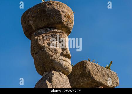 Steinfiguren stehen auf einem Gelände eines Bauernhofs auf Sizilien, Italien. Steinfiguren *** Steinfiguren stehen auf dem Gelände eines Bauernhofs in Sizilien, Italien Steinfiguren Stockfoto