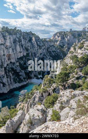 Der Calanques-Nationalpark in der Nähe von Marseille in Südfrankreich. Herrliche Landschaften, Calanques mit türkisfarbenem Wasser, ein Paradies für den Sommer Stockfoto