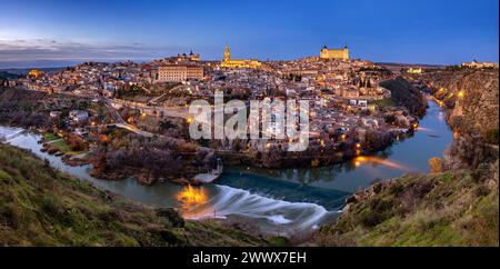 Toledo ist eine Weltkulturerbe-Stadt im Herzen spaniens. Er liegt in einer Kurve des Tejo. Hier sehen wir ein malerisches, abendliches Panorama. Stockfoto