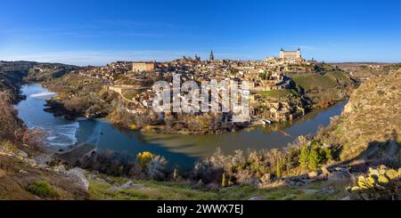 Toledo ist eine Weltkulturerbe-Stadt im Herzen Spaniens. Er liegt in einer Kurve des Tejo. Hier sehen wir eine malerische Aussicht am Tag. Stockfoto