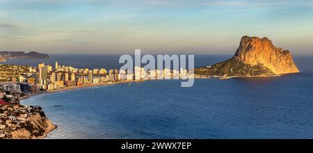 Calpe ist ein Touristenziel an der spanischen Costa Blanca am Mittelmeer. Er ist bekannt für seine große Felsformation im Meer. Stockfoto