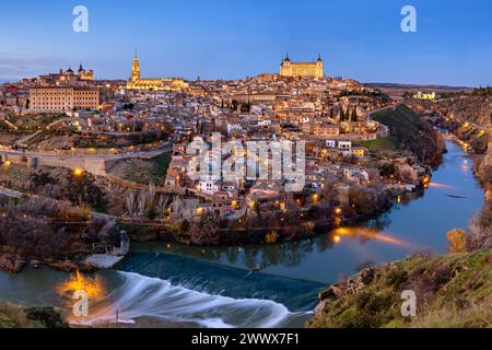 Toledo ist eine Weltkulturerbe-Stadt im Herzen spaniens. Er liegt in einer Kurve des Tejo. Hier sehen wir eine malerische, abendliche Aussicht. Stockfoto