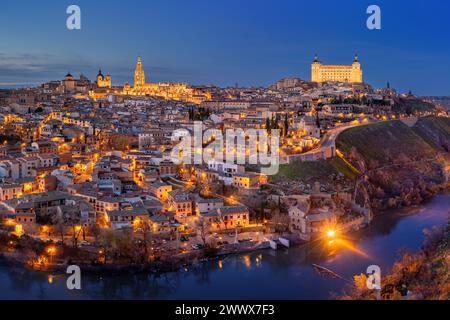 Toledo ist eine Weltkulturerbe-Stadt im Herzen spaniens. Er liegt in einer Kurve des Tejo. Hier sehen wir eine malerische, abendliche Aussicht. Stockfoto