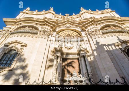 Blick auf die barocke Kirche der Abtei Sant Agata Badia di Sant Agata, Cattedrale S. Agatha. Catania, Sizilien, Italien. Kirche in Catania *** Blick auf die barocke Kirche der Abtei Sant Agata Badia di Sant Agata, Cattedrale S Agatha Catania, Sizilien, Italien Kirche in Catania Stockfoto