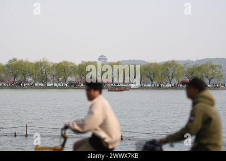 Hangzhou, chinesische Provinz Zhejiang. März 2024. Touristen fahren am Westsee in Hangzhou, ostchinesischer Provinz Zhejiang, 26. März 2024. Quelle: Huang Zongzhi/Xinhua/Alamy Live News Stockfoto