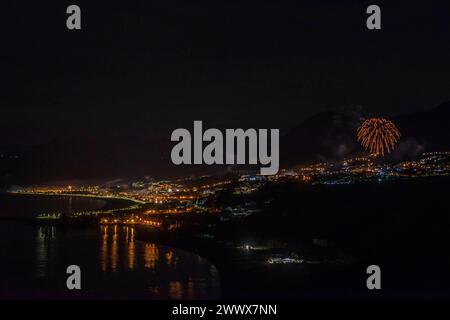 Ein Feuerwerk in der Sylvesternacht bei Scalea, Kalabrien, Italien. Sylvesterfeuerwerk in Italien *** Silvesterfeuerwerk in der Nähe von Scalea, Kalabrien, Italien Silvesterfeuerwerk in Italien Stockfoto