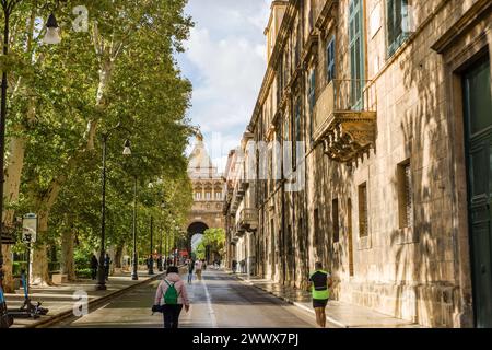 Neben dem Normannenpalast befindet sich der Palazzo reale am Rande der Altstadt das Porta Nuova in der Via Vittorio Emanuele, Palermo, Sizilien, Italien. Porta Nuova, das neue Stadttor Palermos *** Neben dem normannischen Palast Palazzo reale am Rande der Altstadt befindet sich die Porta Nuova in der Via Vittorio Emanuele, Palermo, Sizilien, Italien Porta Nuova, das neue Stadttor von Palermo Stockfoto