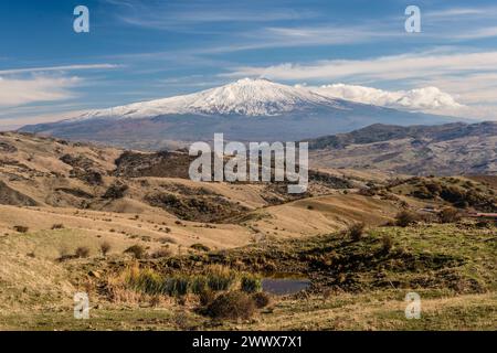 Landschaft im Norden des Ätna, Rauchwolken steigen aus dem Ätna hervor. Vulkan Ätna Ätna 3357 m, Sizilien, Italien. Am Vulkan Ätna im Winter *** Landschaft im Norden des Ätna, Wolken aus Rauch steigen vom Ätna Vulkan 3357 m, Sizilien, Italien am Ätna Vulkan im Winter Stockfoto