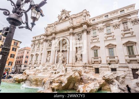 Menschenmassen drängen sich um den berühmten Trevi Brunnen in Rom, Italien. In der historischen Altstadt von Rom *** drängen sich Menschenmassen um den berühmten Trevi-Brunnen in Rom, Italien, in der historischen Altstadt von Rom Stockfoto