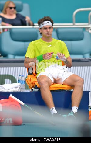 MIAMI GARDENS, FLORIDA - 23. MÄRZ: Thiago Seyboth Wild (Brasilien) vs Taylor Fritz (USA) während des Miami Open Day 2024, präsentiert von Itaú im Hard Rock Stadium am 23. März 2024 in Miami Gardens, Florida. (Foto: JL/SIPA USA) Stockfoto