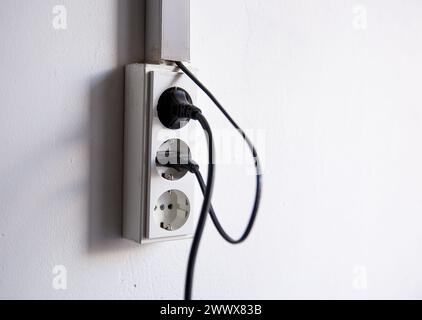 Nahaufnahme einer Steckdose und Stecker an der weißen Wand Stockfoto