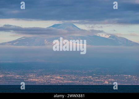 Blick über das Meer nach Catania, im Hintergrund liegt der Gipfel des Ätna. Vulkan Ätna Ätna 3357 m, Sizilien, Italien. Am Vulkan Ätna im Winter *** Blick über das Meer nach Catania, im Hintergrund ist der Gipfel des Ätna-Vulkans Ätna 3357 m, Sizilien, Italien am Ätna-Vulkan im Winter Stockfoto