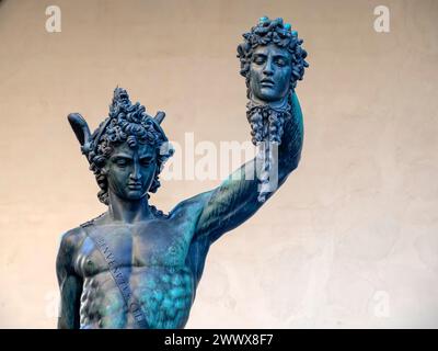 Detail des Perseus mit dem Kopf der Medusa, Bronzestatue in Loggia de Lanzi, Piazza della Signoria, Florenz, Italien. Isoliert auf weiß Stockfoto