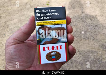 Duett war eine Zigarettenmarke in der DDR. Eine Schachtel mit 20 Zigaretten kostete 6 Mark. Sie war eine der wenigen DDR-Sorten im 100er Format, auch im Format Super King Size. Heute werden die Duett-Markenzigaretten überwiegend in den neuen Bundesländern vertrieben, in den alten Bundesländern sind sie ein Nischenprodukt. Die Marke Duett hat sich bis heute trotz des grösseren Angebotes an Zigaretten-Marken im Vergleich zu DDR-Zeiten behaupten. Die Charakteristik dieser Markenzigarette ist Traditional Blend, die Verpackung besteht aus einer Hartbox. Sie werden im Reemtsma-Stammwerk Langenhagen BE Stockfoto