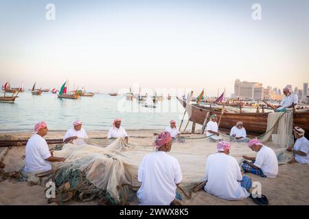 Traditionelle arabische Fischer, die am Katara-Strand ein Fischnetz machen. Stockfoto