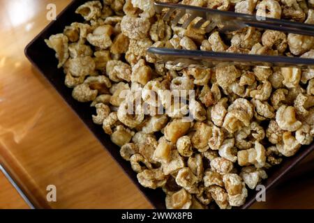 Tablett mit einer Portion Schweineschalen - traditioneller brasilianischer Snack Stockfoto