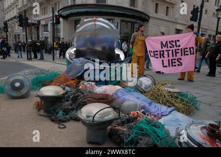 REKORDDATUM NICHT ANGEGEBEN Protest gegen Industrial Fishing in London Ocean Rebellion, eine Umweltaktivist-Gruppe, veranstaltet einen Protest in TESCO in der Regent Street in London. Der Protest zeigt eine riesige, 1,80 m große John West Thunfischdose, gefüllt mit drei Darstellern, die als toter Meervolk verkleidet sind und von Fischernetzen umgeben sind. Die Dose mit der Aufschrift JOHN WEST, THUNFISCHKLUMPEN, ist ein deutliches Symbol für die Opposition der Gruppen gegen industriell gefangenen Thunfisch, der ihrer Ansicht nach tödlich für die Meereslebewesen ist. Mit dem Protest soll das Bewusstsein für die Umweltauswirkungen industrieller Fischereipraktiken geschärft werden. London England United Stockfoto