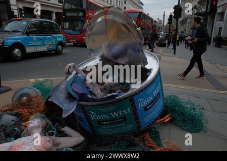 REKORDDATUM NICHT ANGEGEBEN Protest gegen Industrial Fishing in London Ocean Rebellion, eine Umweltaktivist-Gruppe, veranstaltet einen Protest in TESCO in der Regent Street in London. Der Protest zeigt eine riesige, 1,80 m große John West Thunfischdose, gefüllt mit drei Darstellern, die als toter Meervolk verkleidet sind und von Fischernetzen umgeben sind. Die Dose mit der Aufschrift JOHN WEST, THUNFISCHKLUMPEN, ist ein deutliches Symbol für die Opposition der Gruppen gegen industriell gefangenen Thunfisch, der ihrer Ansicht nach tödlich für die Meereslebewesen ist. Mit dem Protest soll das Bewusstsein für die Umweltauswirkungen industrieller Fischereipraktiken geschärft werden. London England United Stockfoto